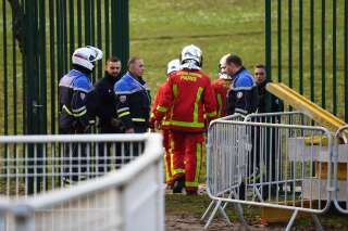 Des policiers et pompiers à l'entrée d'un parc de l’Haÿ-les-Roses (Val-de-Marne), où un homme a été abattu après avoir poignardé des passants, le 3 janvier 2020.