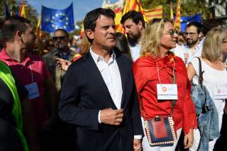 L'ancien premier ministre Manuel Valls, et son épouse Susana Gallardo, ont manifesté contre l'indépendance de la Catalogne ce dimanche 27 octobre.