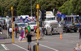 Des manifestants ont bloqué les rues autour du Parlement néo-zélandais pour critiquer la vaccination et les mesures sanitaires en place.