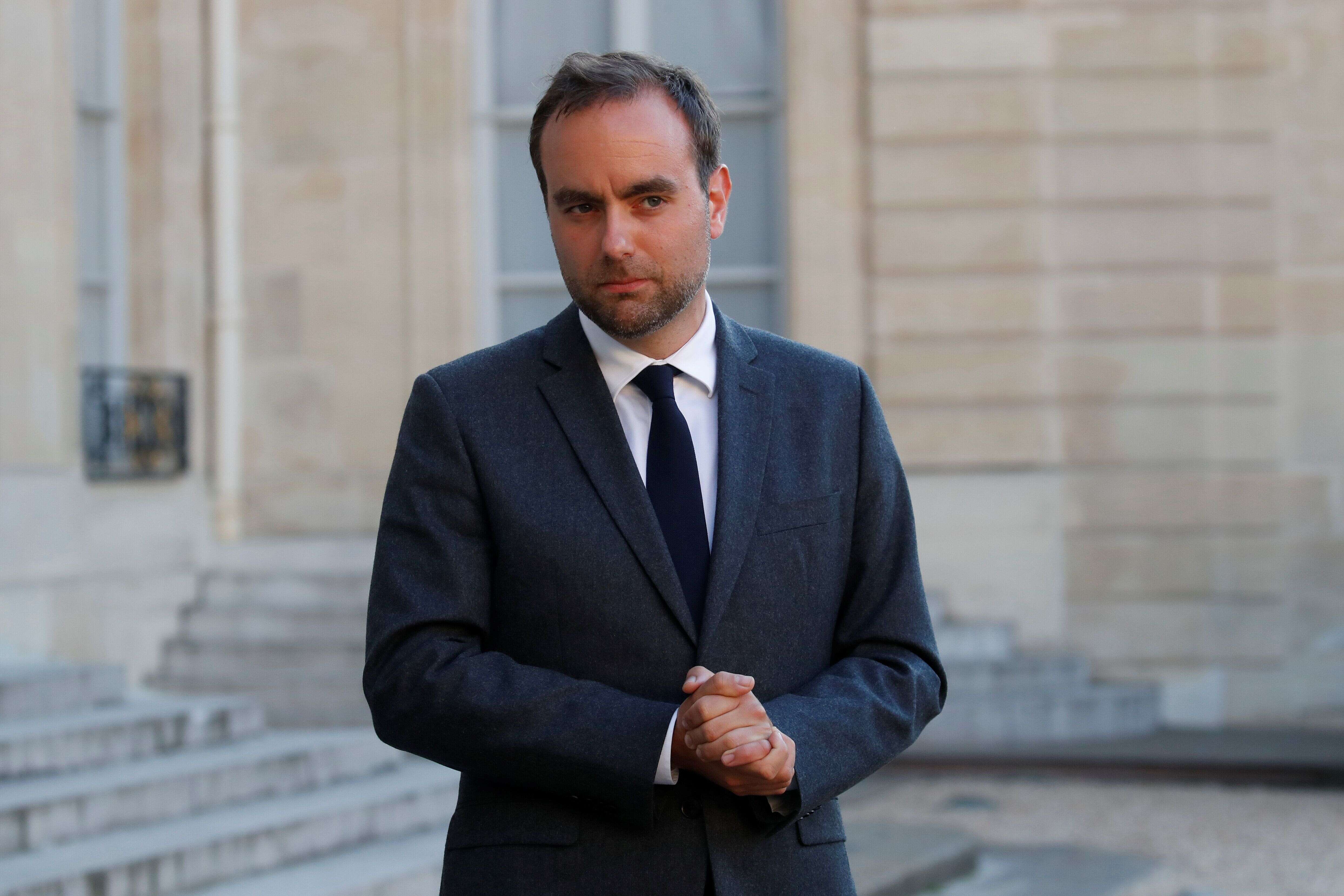Le ministre des outre-mer Sébastien Lecornu, ici à l'Elysée en mai 2020, est forcé de se défendre après la publication d'une vidéo prise à son ministère lors d'une fête donnée en marge du congrès des maires.