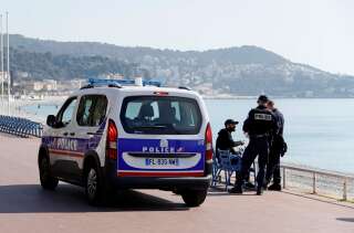 Des policiers procèdent à un contrôle sur la Promenade des Anglais à Nice le 19 mars 2020.