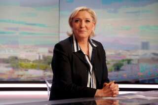 Marine Le Pen avance masquée