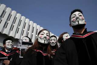 La décision de la justice hongkongaise sur l'interdiction du masque irrite Pékin (de manifestants avec un masque de Guy Fawkes le 7 novembre 2019)