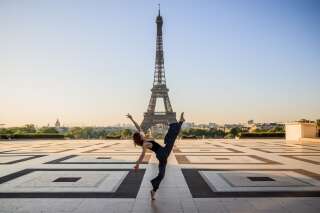 Pendant le confinement, la danseuse et chorégraphe syrienne Yara al-Hasbani exécute une danse sur la place vide du Trocadéro devant la tour Eiffel à Paris, le 22 avril 2020.
