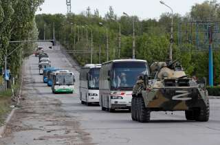 Des bus transportent des combattants de l'usine Azovstal de Marioupol qui ont rendu les armes, le 17 mai 2022.