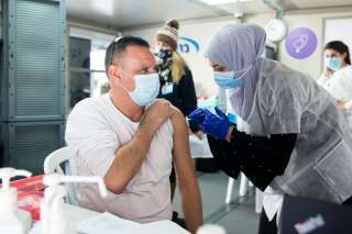 Israël a déjà vacciné plus de 11% de sa population et aucun pays ne fait mieux (Photo: à Haifa, un homme reçoit une injection du vaccin contre le coronavirus dans un centre de vaccination, le 31 décembre 2020. Photo par Amir Levy/Getty Images)
