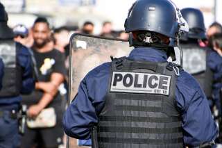 Violences policières: Macron confie 