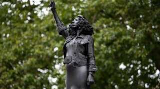 À Bristol, la statue d'un marchand d'esclave remplacée par celle d'une manifestante Black Lives Matter