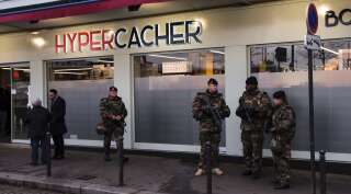 Des militaires devant l'Hyper Cacher de la Porte de Vincennes en janvier 2016, à Paris (Ian Langsdon/AFP)