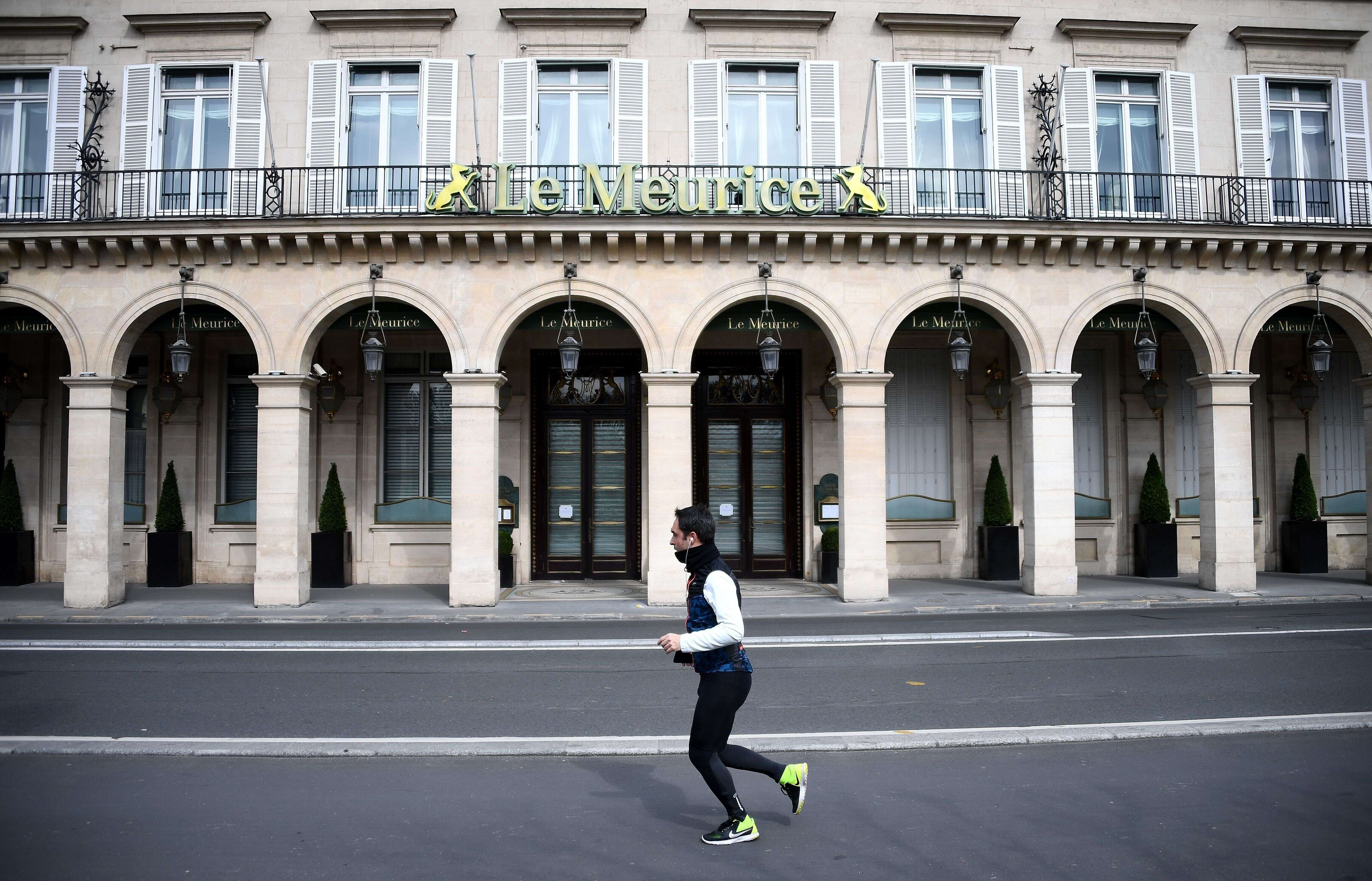Le Conseil d'État demande au gouvernement de revoir sa copie sur l'autorisation des joggings et des marchés ouverts (Image d'illustration le 22 mars à Paris).