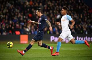 Olympique de Marseille's French forward Bouna Sarr (R) vies with Paris Saint-Germain's Argentinian forward Angel Di Maria during the French L1 football match Paris Saint-Germain (PSG) vs Olympique de Marseille (OM), on March 17, 2019 at the Parc des Princes stadium in Paris. (Photo by FRANCK FIFE / AFP)        (Photo credit should read FRANCK FIFE/AFP/Getty Images)