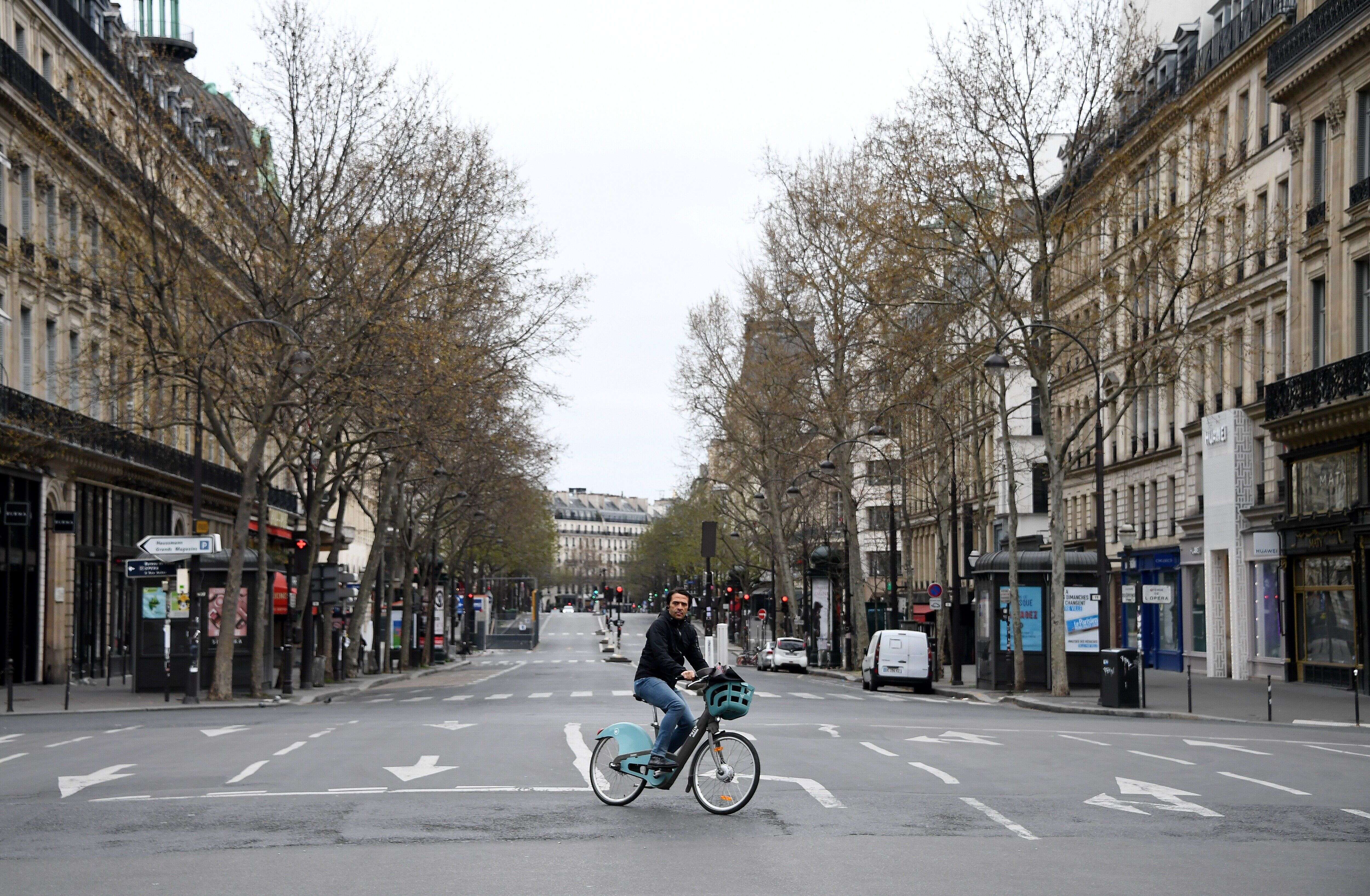 Une personne à Vélib' dans une rue de Paris le 21 mars 2020.