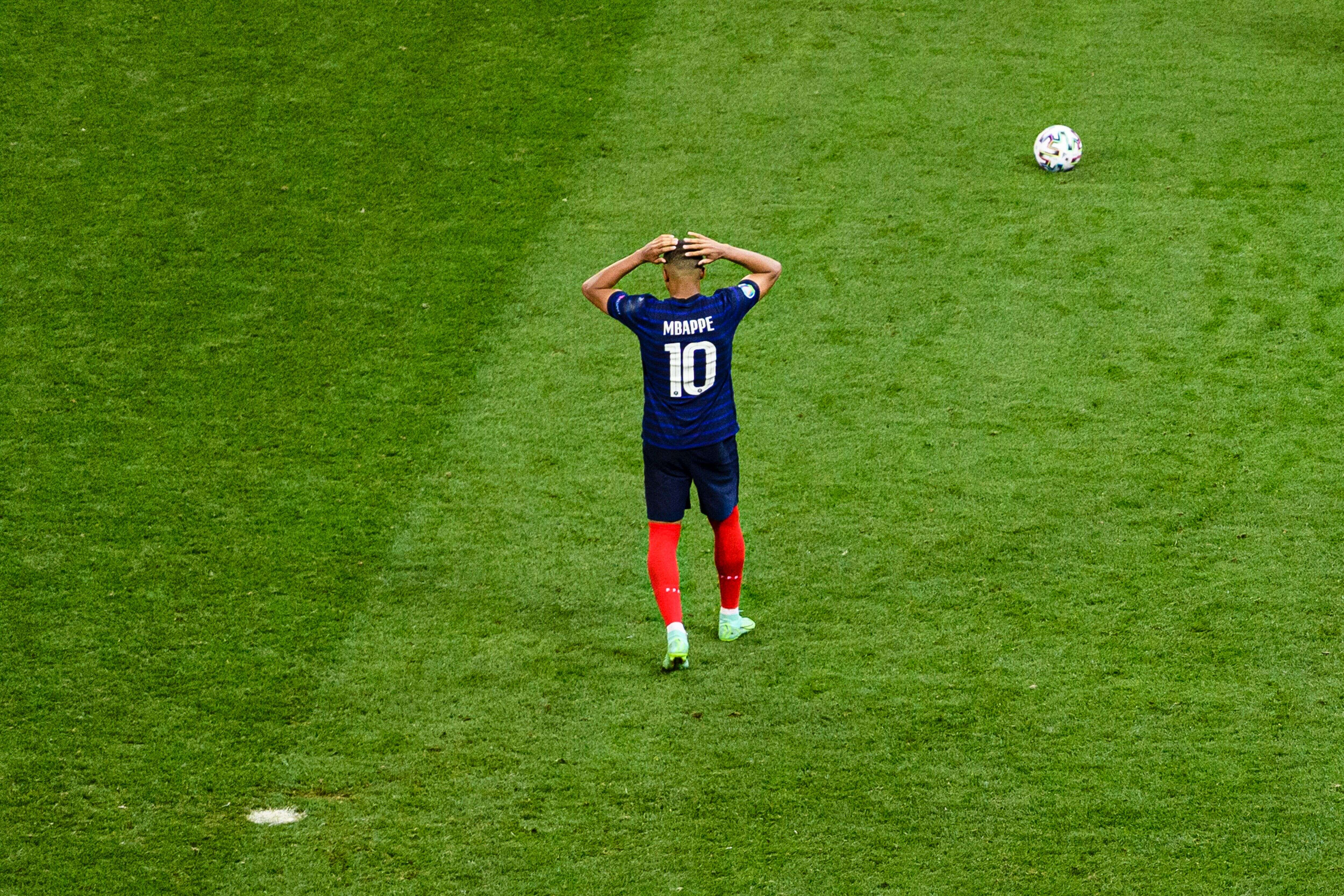 La désillusion est immense pour Kylian Mbappé sur la pelouse de Bucarest après l'élimination de la France par la Suisse en huitièmes de finale de l'Euro de football.