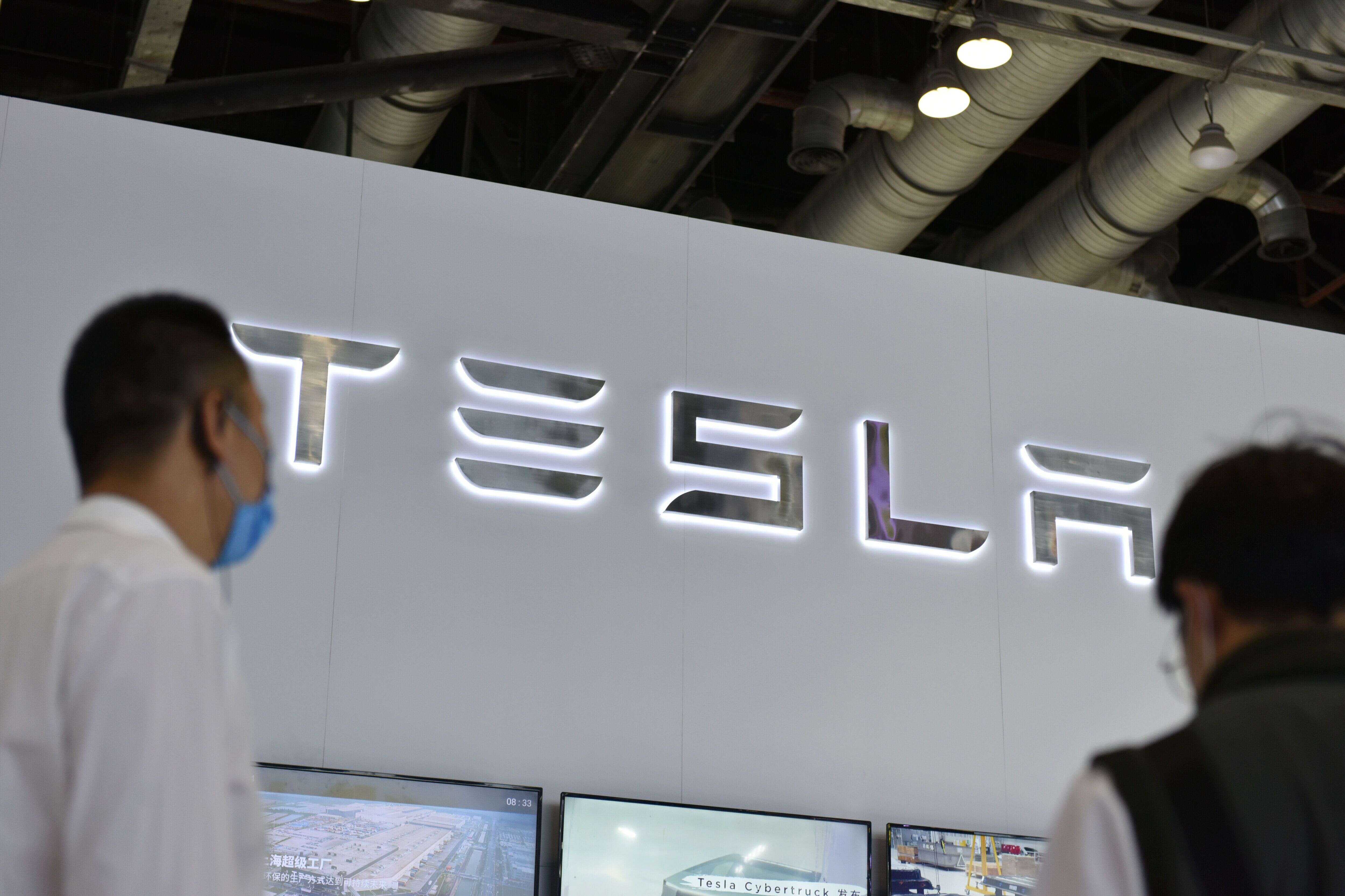 Logo Tesla dans un salon, en Chine, en 2021.