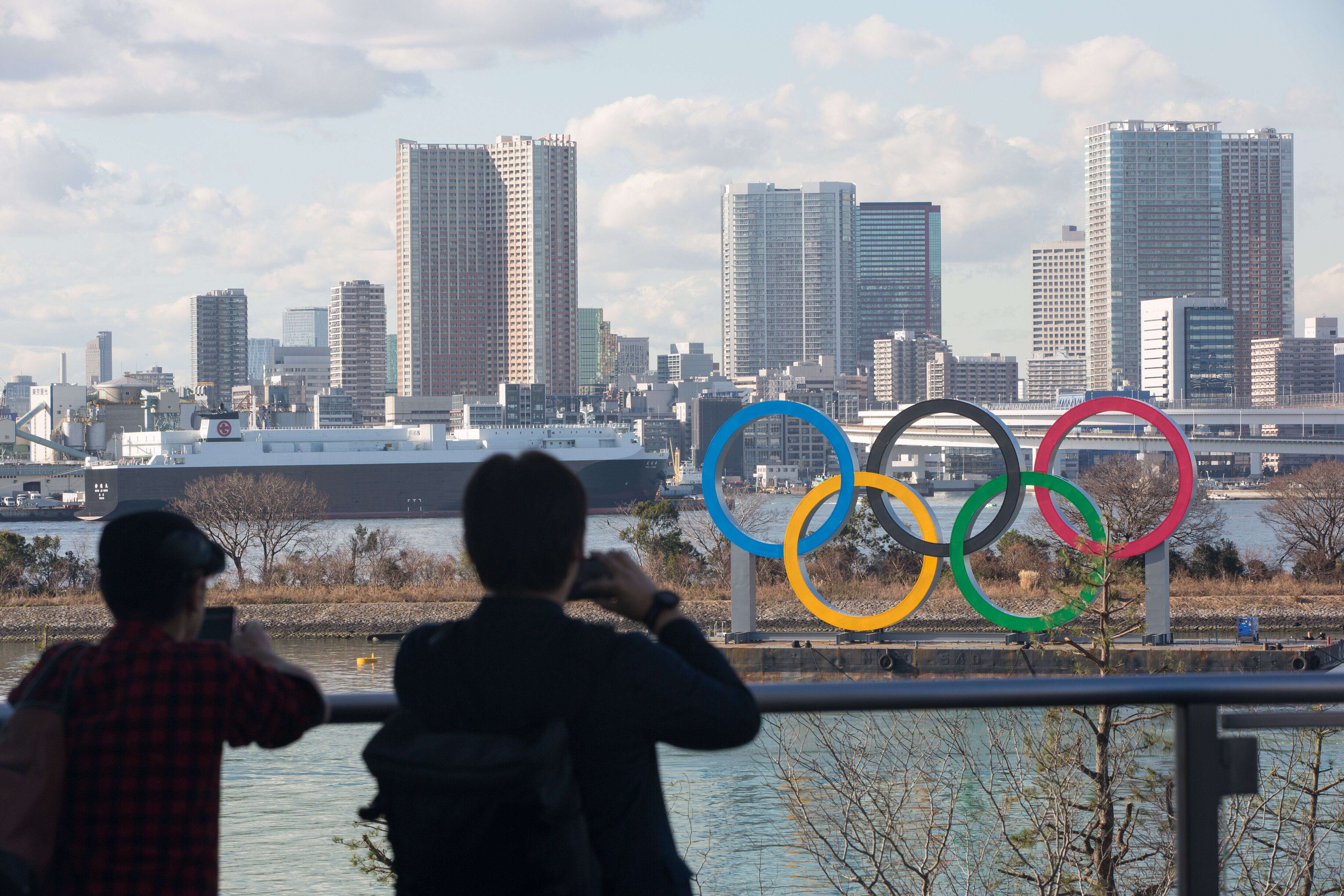 Des touristes photographiant le symbole olympique à Tokyo, le 29 janvier 2020.