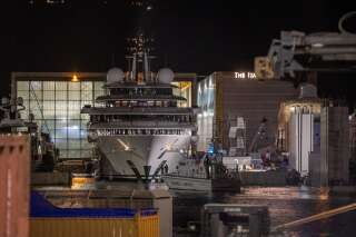 Un bateau de patrouille de la police financière italienne devant le méga yacht de plusieurs millions de dollars 