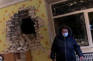 Des bombardements en cours à l'Est de l'Ukraine (Photo du mur d'une école maternelle à Stanitsa Louganska, une ville de l’Est de l’Ukraine, endommagé par les bombardements ce vendredi 18 février. Par REUTERS/Carlos Barria)