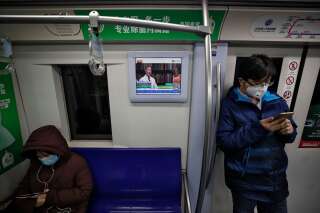 Des passagers du métro de Pékin, en Chine, en pleine épidémie de coronavirus, ce lundi 17 février.