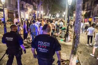 Des policiers s'efforcent de faire respecter les restrictions sanitaires à Barcelone, le 6 juillet 2021