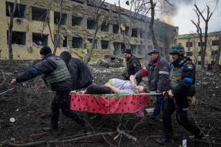 Ukraine: la femme enceinte évacuée sur un brancard à Marioupol est morte avec son bébé