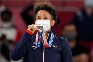 Amandine Buchard a remporté la médaille d'argent dans sa catégorie moins de 52 kg aux Jo de Tokyo ce dimanche 25 juillet. (AP Photo/Vincent Thian)