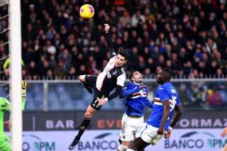 Cristiano Ronaldo marque une tête aérienne avec la Juventus de Turin face à la Sampdoria Gênes, mercredi 18 décembre