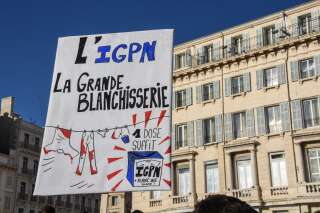 Des manifestants brandissent une pancarte caricaturant ce qu'ils considèrent comme la partialité de l'IGPN dans le traitement des violences policières, lors d'une manifestation dénonçant le racisme, les violences policières et le meurtre de George Floyd et Adama Traoré, à Marseille, le 6 juin 2020.