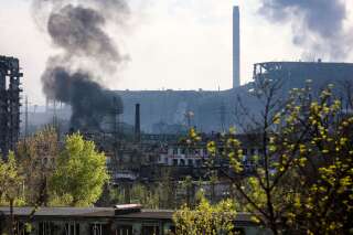 Alors que la Russie niait un assaut sur l'usine métallurgique d'Azovstal mercredi 4 mai, des nuages de fumées noires s’élevaient encore du site, qui sert toujours de poche de résistance aux dernières forces ukrainiennes de Marioupol.