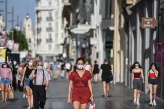 Des personnes marchant dans les rues de Madrid avec un masque (Photo by Jorge Sanz/SOPA Images/LightRocket via Getty Images)