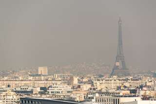 Restriction de circulation dans plusieurs régions à cause de la pollution liée à la chaleur (Photo de Paris sous la pollution Delpixart via Getty Images)