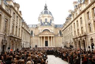 Cérémonie d'hommage national dans la cour de la Sorbonne en 2015 pour les victimes d'attentats terroristes.