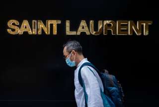 Un passant la boutique Saint Laurent à Hong Kong en Chine, le 10 août 2021