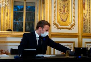 Emmanuel Macron lors de son premier échange après le président-élu américain Joe Biden, le 10 novembre 2020 à Paris  (Photo by IAN LANGSDON/POOL/AFP via Getty Images)