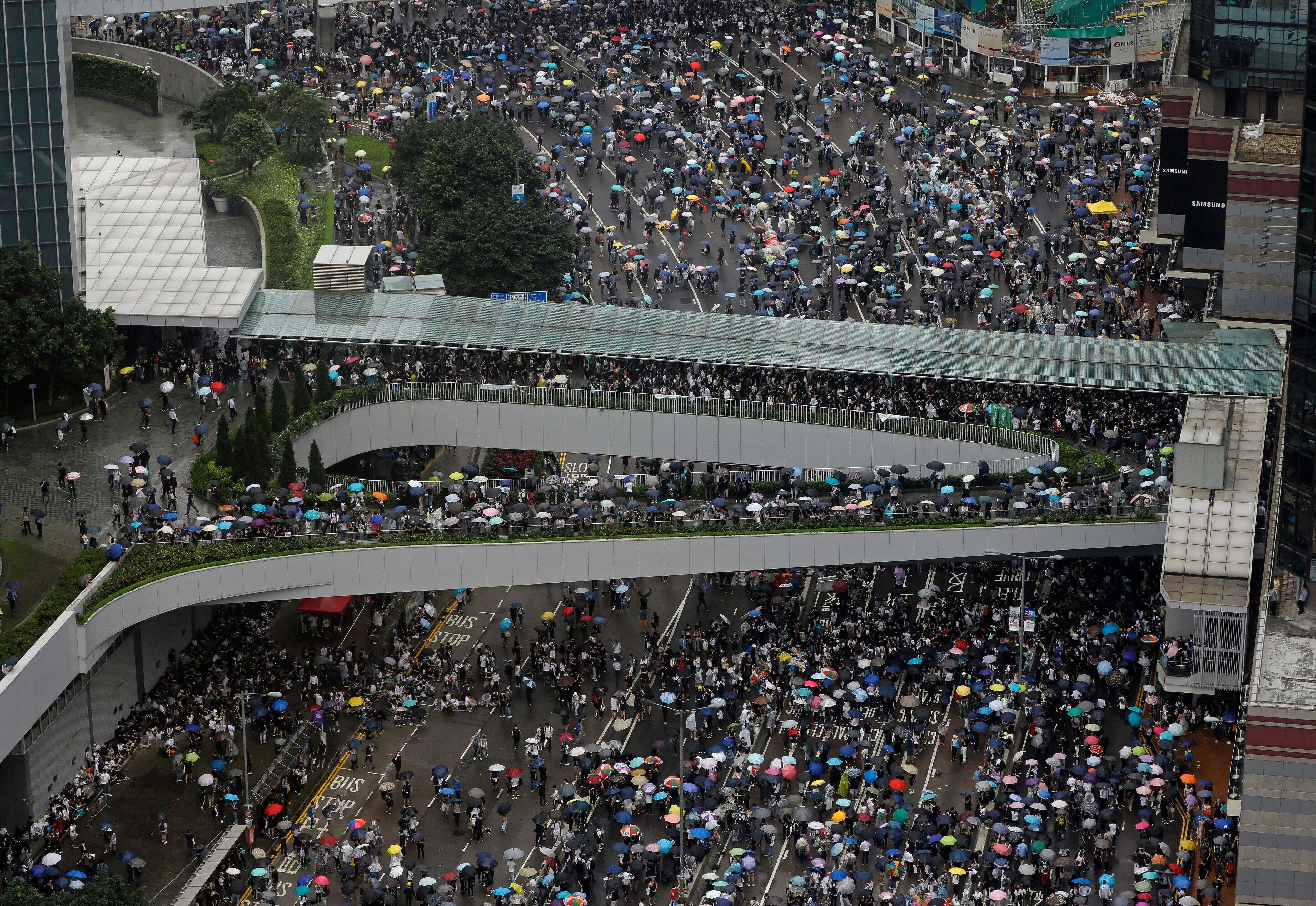 Des centaines de manifestants devant le conseil législatif de Hong Kong, juin 2019