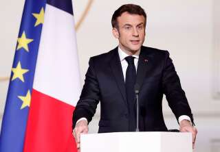 Emmanuel Macron donne une grande conférence de presse pour présenter son programme et sortir sa campagne des charentaises.