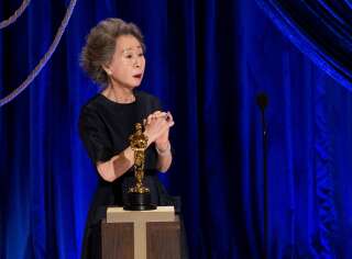 Youn Yuh-jung, ce lundi 26 avril, sur la scène des Oscars, à Los Angeles.