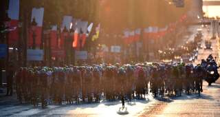 En juillet 2019, les coureurs du Tour de France avaient terminé au sprint sur les Champs-Élysées, à la lumière d'un coucher de soleil bluffant et face à un large public.