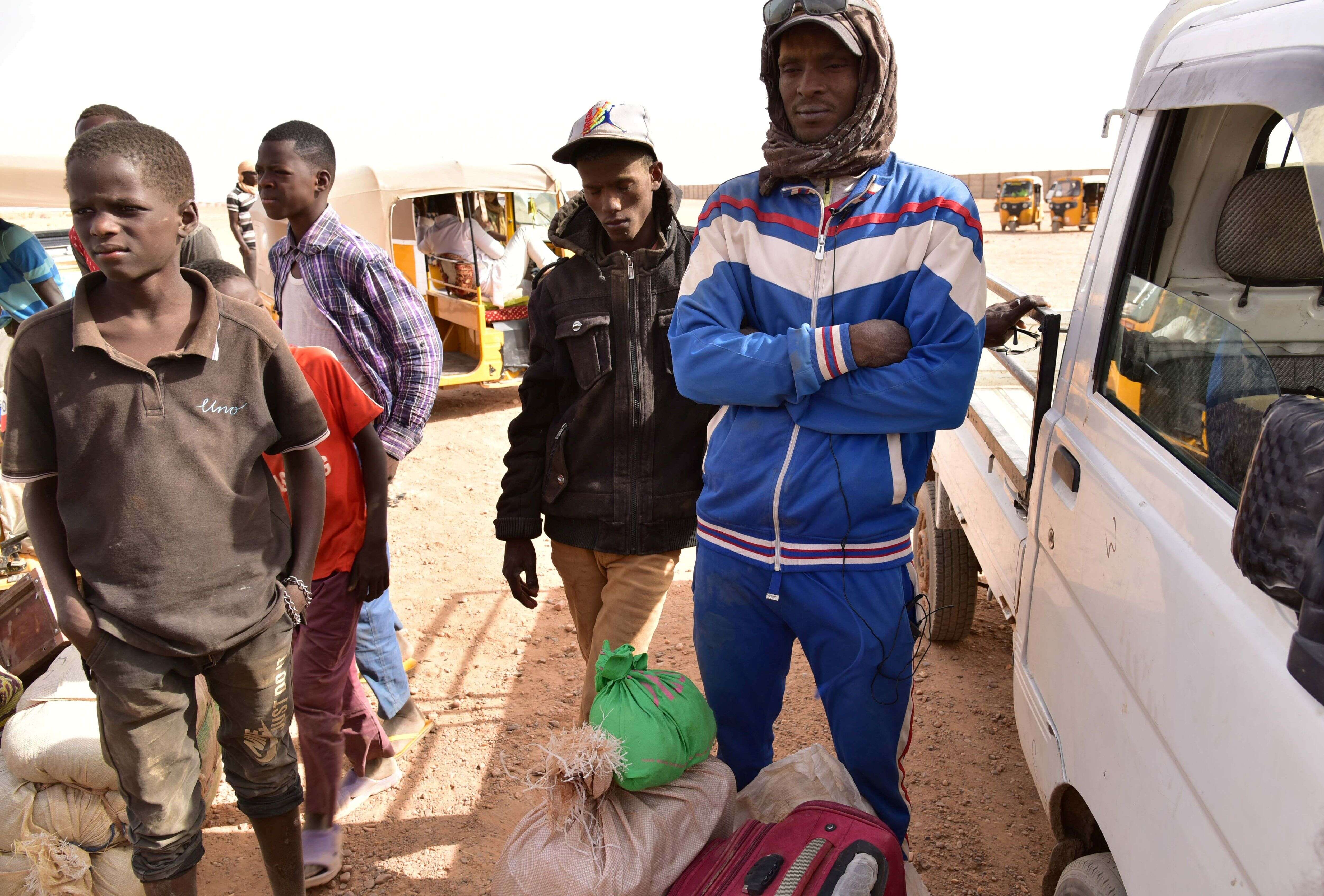 Des Africains de l'Ouest revenant au Niger après avoir fui la Libye à cause de groupes armés, à leur arrivée à Agadez, le 31 mars 2017, après leur tentative ratée de rejoindre l'Europe en traversant la mer Méditerranée. (Crédit photo ISSOUF SANOGO/AFP via Getty Images)