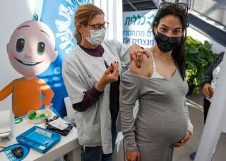 Une infirmière administre un vaccin Pfizer à une femme enceinte dans un hôpital de Tel Aviv le 23 janvier 2021. (photo d'illustration)