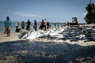 Des volontaires enlevant le pétrole déversé sur la plage de Paiva, dans l'État de Pernambuco au Brésil, le 21 octobre 2019.