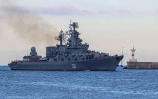 Le croiseur lance-missiles de la marine russe Moskva, rentrant dans le port de Sébastopol, en Crimée, le 16 novembre 2021.