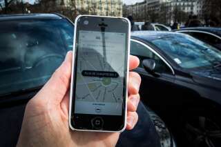 Le 9 janvier 2016 à Paris, l'application pour le service de transport Uber est suspendue au moment d'une manifestation des chauffeurs de taxi privés sans licence.