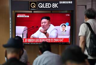 Fait rarissime, Kim Jong-un se serait excusé après le meurtre d'un Sud-Coréen par la Corée du Nord (photographie prise en Corée du Sud ce 25 septembre, alors qu'une chaîne de télévision diffusait une archive pour évoquer les excuses de Kim Jong-un).