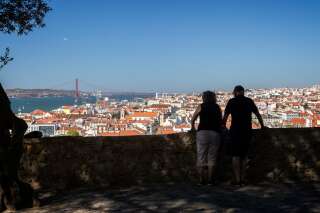 Une vue sur le Tage et le Pont du 25 avril, à Lisbonne au Portugal.