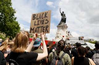 Des manifestants contre le racisme et les violences policières place de la République à Paris, le 13 juin 2020.