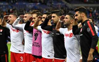 Des joueurs turcs reproduisent un salut militaire à la fin du match contre les Bleus, lundi 14 octobre.