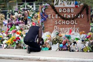 Le chef de la police d'Uvalde a été suspendu le 23 juin pour sa mauvaise gestion de la fusillade dans l'école élémentaire Robb, le 24 mai 2022.