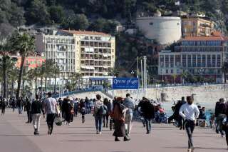 Le 20 février 2021, des Français le long de la promenade des Anglais, à Nice (qui sera confinée les deux prochains week-end face à la résurgence du Covid-19)