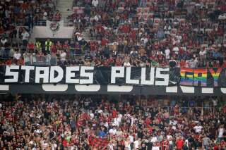 La rencontre Nice-Marseille a été interrompue à cause de chants et banderoles homophobes ce 28 août à l'Allianz Riviera.
