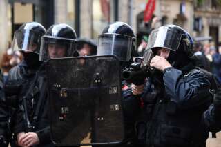 Des policiers photographiés le 26 novembre 2019 à Bordeaux, à l'occasion du premier anniversaire du mouvement protestataire. Sur la droite, le fonctionnaire de police s'apprête à tirer avec son LBD.